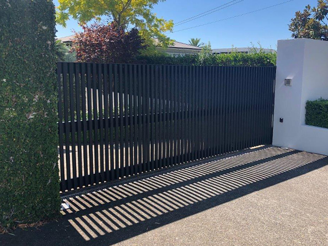 SG9 Aluminium Driveway Gate –Vertical Bar